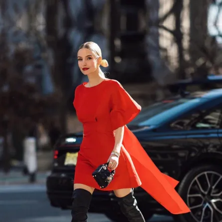 ليوني هان ترتدي الفستان الأحمر مع جزمة سوداء 