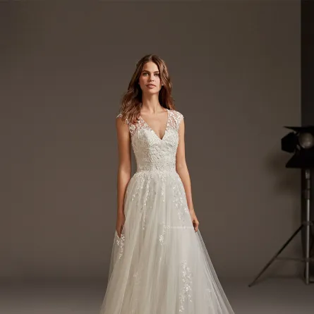 فستان زفاف تول بتنورة بليسيه وكب مطرز بالورود من  برونوفياس Pronovias