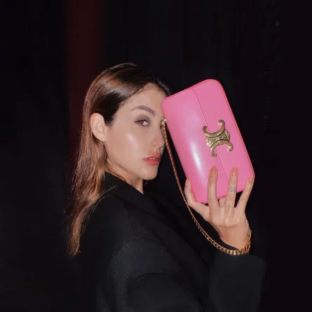 نور عريضة تحمل حقيبة زهرية