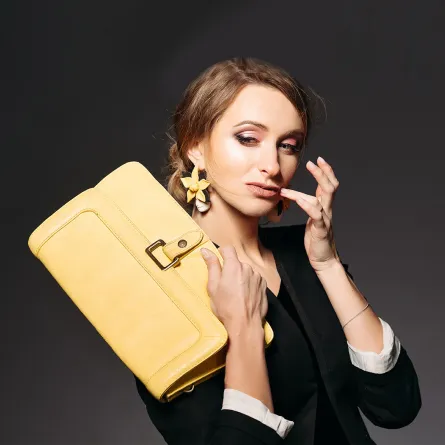 إكسسوارات باللون الأصفر لربيع 2022