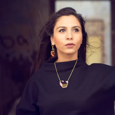 المصممة رزان باسم:مجوهراتي بالخطّ العربي تشجّع على حبّ التراث