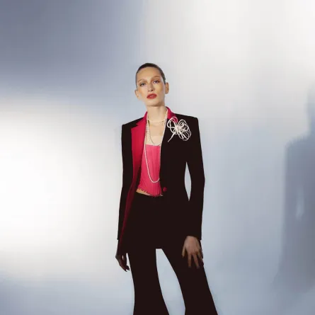 بدلة رسمية باللون الأسود، من برابال غورونغ Prabal Gurung 