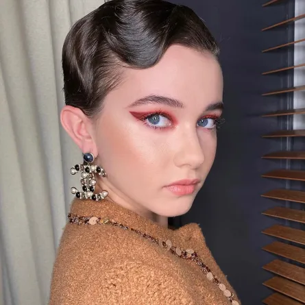 مكياج عين القطة باللون الأحمر(الصورة من حساب makeupvincent على إنستغرام)