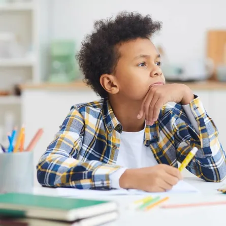 طفل يحلم وهو في اليقظة