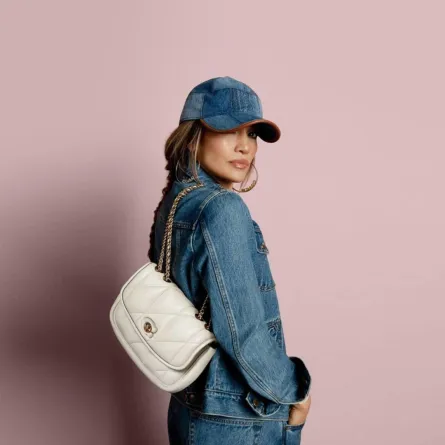 إطلالات محتشمة من جنيفير لوبيز 