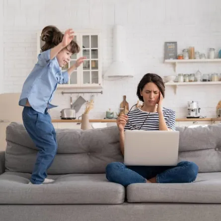 تعاني الأم مع الطفل المصاب بفرط الحركة