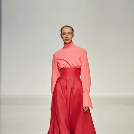 بلوزة زهرية وتنورة حمراء بقصة أميرية  من سيليا كريتاريوتي 