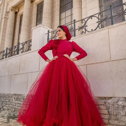 نوران خليفة بفستان أحمر منفوش مطرز بالورود