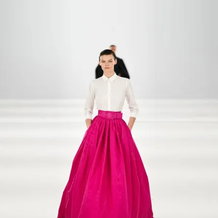 قميص ابيض وتنورة فوشيا من كارولينا هيريرا