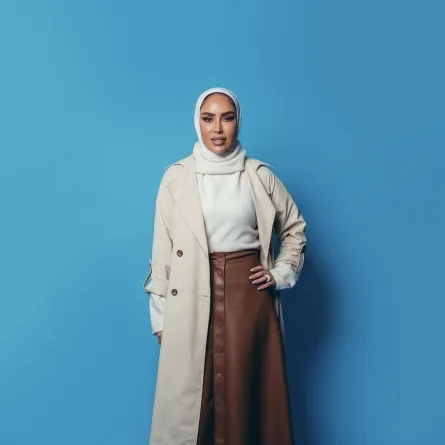 تنسيق تنورة جلدية في الشتاء بأسلوب فاطمة العوضي