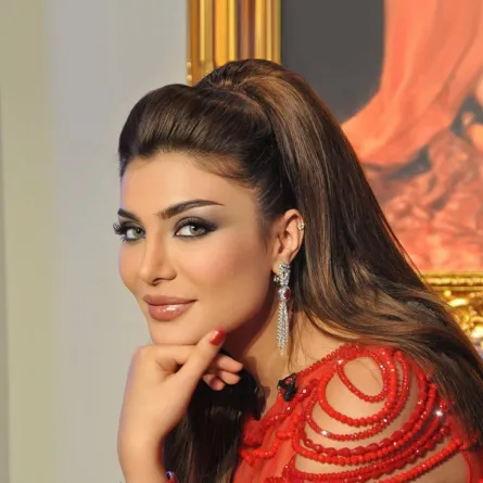 مكياج عيون رمادي وروج لامع من أمل العوضي