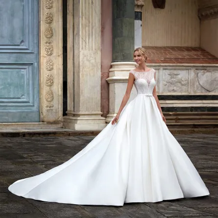 فستان زفاف بذيل طويل من نيكولا ميلانو Nicole Milano 