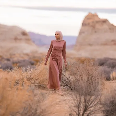 فستان بقصة مستقيمة من لينا صنوبر