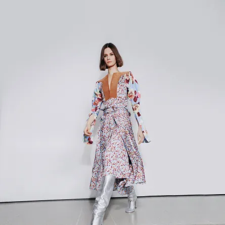 تنورة طويلة بطبعات ورود من فيكتوريا بيكهام Victoria Beckham  