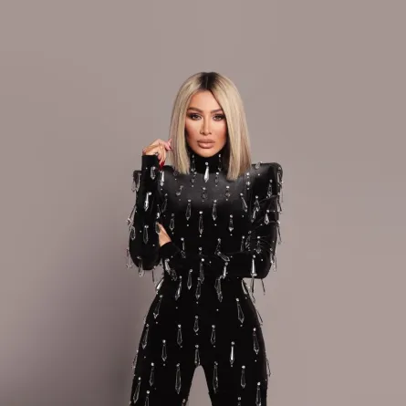 مايا دياب بجمبسوت مخملي باللون الأسود مُطرز بالكريستال