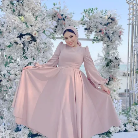 مي محمد بفستان سهرة وردي باستيل بتنورة بتصميم A line