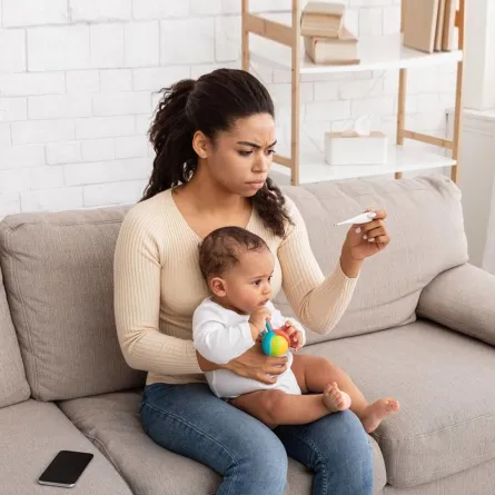 تقلق الأم بسبب ارتفاع حرارة رضيعها