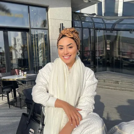 تنسيق الوشاح مع فستان راقٍ من مي إبراهيم