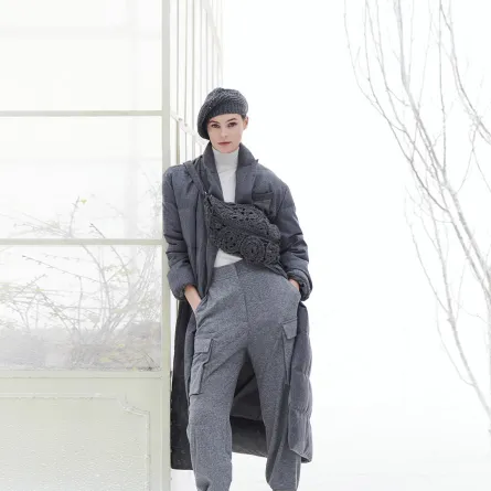 تنسيق البنطلون الرمادي للبنات من برونيللو  كوتشينيللي  Brunello Cucinelli