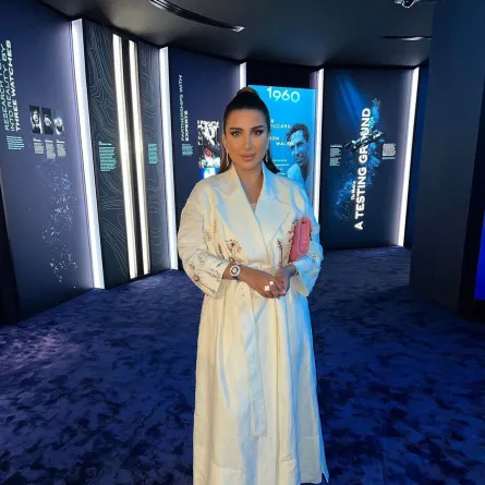 مريم الياسي بعباية مطرزة بالزهور