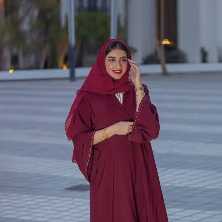 خولة المراغي بعباية بطبقات من الشيفون