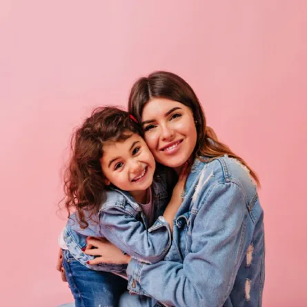 في يوم الحب..7 فوائد صحية للعناق