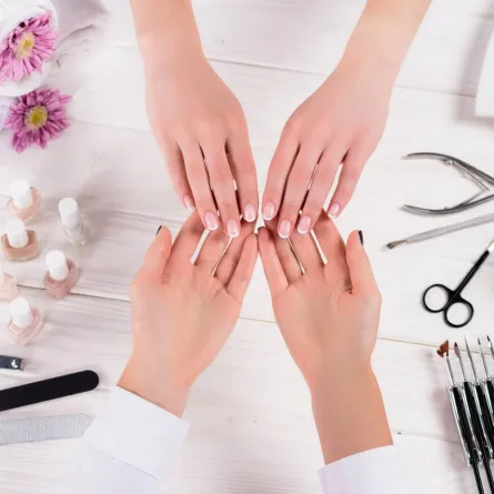 تلميع الأظافر بالمبرد