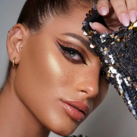 رسمات أيلاينر جريئة باللون الأسود لشتاء 2022