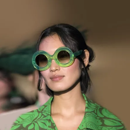 نظارة شمسية بعدسات دائرية بإطار أخضر من  أنا سوي Anna Sui