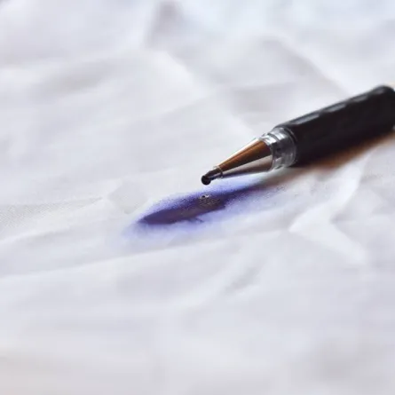 طرق فعّالة متبعة في إزالة بقع الحبر من الملابس البيضاء