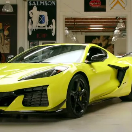 أول نسخة من كورفيت 2023 تباع بمبلغ خيالي