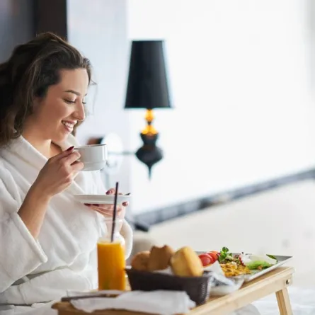  لا يمكن الخروج من غرفة الفندق، فيما النزيل يرتدي روب الحمّام 