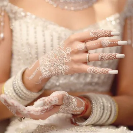 أجمل  رسومات حناء باللون الأبيض لعروس 2022