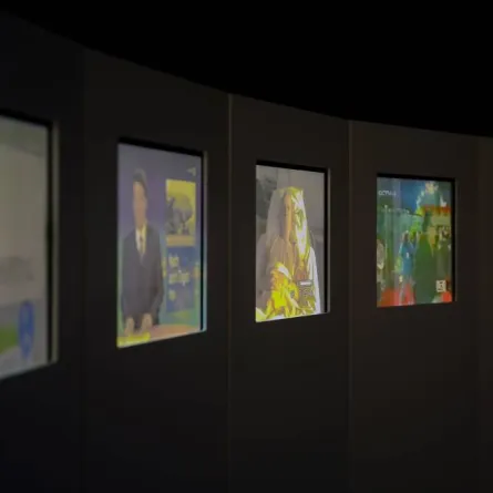 البث المتزامن عمل فني داخل بينالي الدرعية - الصورة من حساب بينالي الدرعية على تويتر