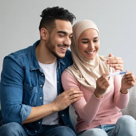 صورة لفرحة زوجين بثبوت الحمل