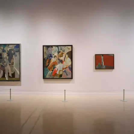 لوحات فنية للفنان هوانج ري في البينالي - الصورة من حساب البينالي الرسمي على تويتر