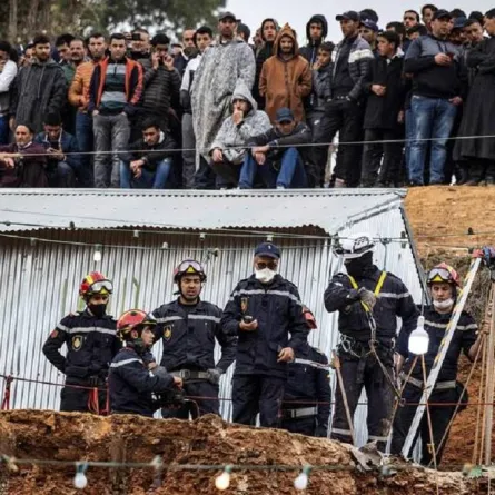 صورة المئات من المواطنين يتجمعون لمتابعة مستجدات موقف إنقاذ الطفل ريان 