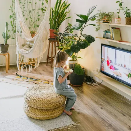 صورة لطفل يجلس بصحبة الشاشة