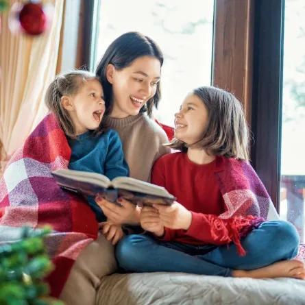 أم تعلّم أطفالها القراءة