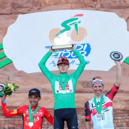 البلجيكي مكسيم فان جيلز يتوج بلقب سباق "طواف السعودية 2022" - الصورة من حساب وزارة الرياضة على تويتر