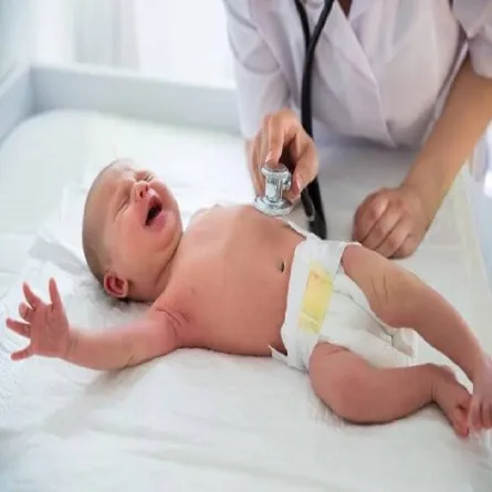 صورة لطبيب يقوم بتشخيص مشاكل القلب 