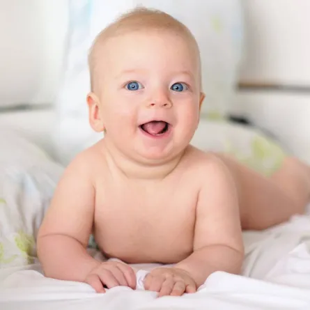 صورة لطفل بعينين جميلتين