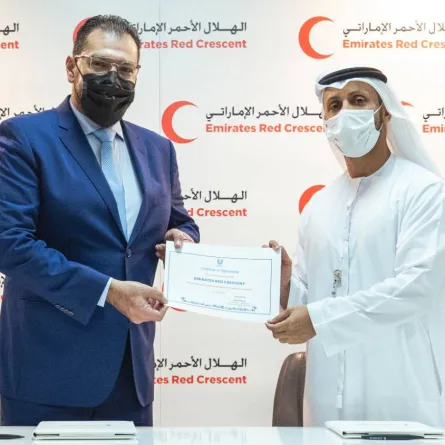 الهلال الأحمر الإماراتي ويونيليفر جلف يوقعان اتفاقية تعاون في المجال الإنساني. الصورة من "وام"