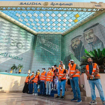 الخطوط السعودية تشارك في مبادرة بيئة عامرة - الصورة من واس