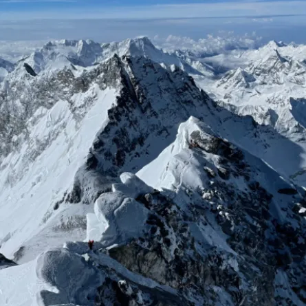 النهر الجليدي في إيفرست يتلاشى بسبب تغير المناخ. الصورة من cnn