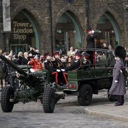 قوات المدفعية في برج لندن- الصورة من موقع Oxford Mail