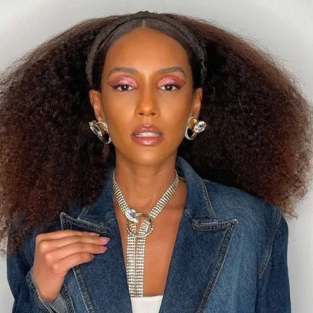 موديلات أقراط غريبة وكبيرة لتنسيقها مع البليزر بأسلوب الجميلات اللاتينيات