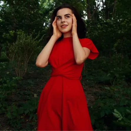 الفستان الأحمر