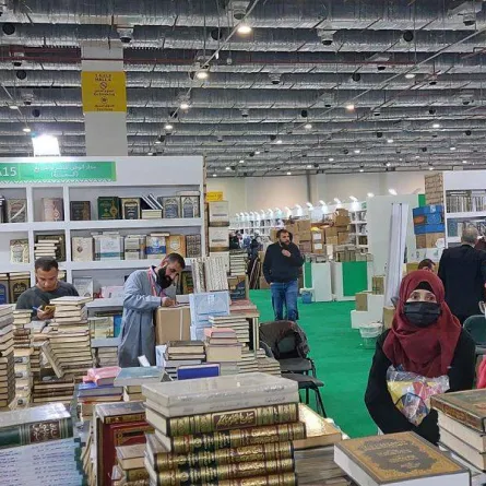زوار معرض القاهرة للكتاب يؤكدون أهمية دور النشر السعودية في نشر الثقافة العربية والإسلامية. الصورة من "وام"