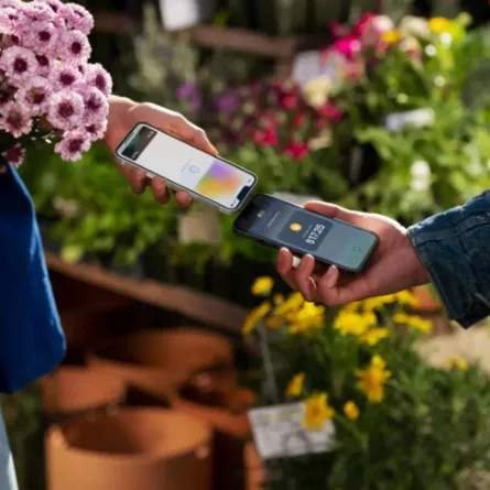 أبل تعلن عن خاصية جديدة للدفع عبر أجهزة أيفون